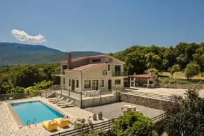 Utopia Luxury Villa - Image 2