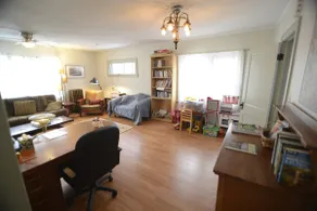 Spacious Bryn Mawr 2BR | Historic Dplx | Sleeps 6 - Image 4