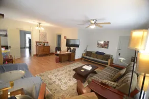 Spacious Bryn Mawr 2BR | Historic Dplx | Sleeps 6 - Image 3