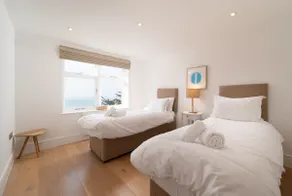 Stunning Sea View Apartment For Groups | 3 Bed - Image 4