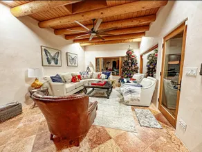 Great value Isolated 11 minutes from downtown - Image 4
