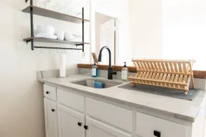 Unit 4 1 BR - Historical Building Market Square - Image 4
