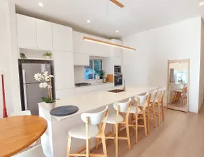 3BR duplex, parking, walk to beach, lush garden - Image 5