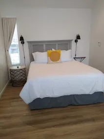 The Sleeper: cozy private suite, entrance & bath. - Image 2