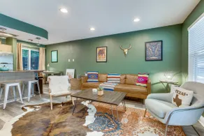 Incredible Oasis- Walk and Shop, SXSW, Nightlife! - Image 2