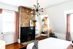 Romantic Getaway Atop Victorian - Steps to Forsyth - Image 5