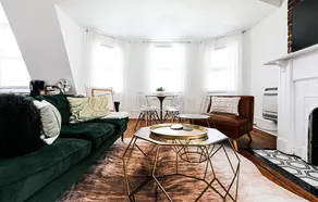 Romantic Getaway Atop Victorian - Steps to Forsyth - Image 2