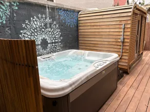 Lowry Garden - Hot Tub + Sauna + Peloton - Image 2