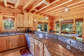 Custom Log Cabin 4bd 2.5 bath 5 miles to TIEC - Image 5
