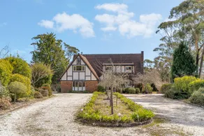 Holiday Home in Wentworth Falls • 6 Ensuites - Image 2