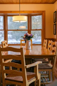 Beautiful Log Cabin on The Bay - Image 4