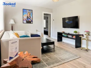 House with Hot Tub, 10 mins to the Beach - Image 2