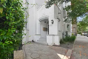 Midtown Historic Designer Apartment, Aiden - Image 3