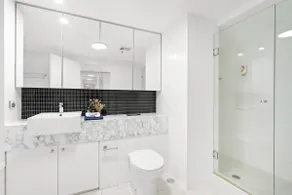 OPULENT 3 BEDROOM PENTHOUSE APARTMENT OCEAN VIEWS - Image 3