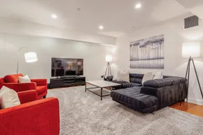 Stylish Spacious Greentree Apartment - Image 4