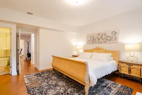Stylish Spacious Greentree Apartment - Image 5
