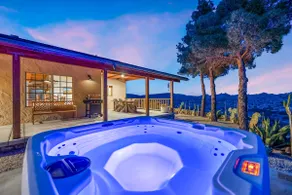 Valley View Ranch – Desert Views, Walk to Mane St - Image 4