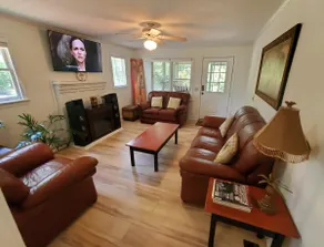 Palm Lake Cottage: 5-Star Country Comfort - Image 5