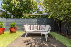 Renovated private unit & courtyard. Near transport - Image 4