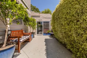 Renovated private unit & courtyard. Near transport - Image 2