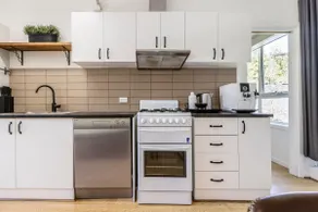 Renovated private unit & courtyard. Near transport - Image 3