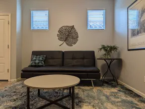 Private apartment, self check-in, driveway parking - Image 2