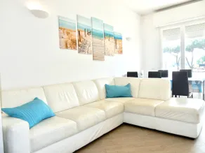 Dejlig lige renoveret lejlighed på havet med 3 soveværelser og 2 badeværelser. - Image 2