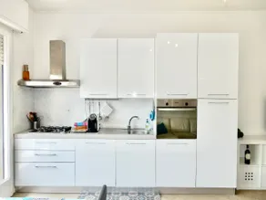 Dejlig lige renoveret lejlighed på havet med 3 soveværelser og 2 badeværelser. - Image 3