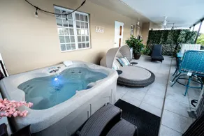 Luxury Retreat - Private Jacuzzi & Mountain Views - Image 4