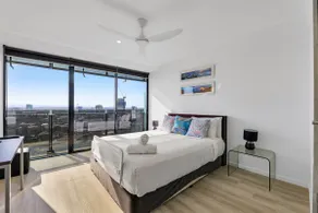 Circle on Cavill - 20th Floor Luxury - Image 4