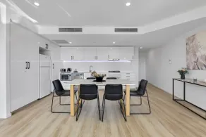 Circle on Cavill - 20th Floor Luxury - Image 3