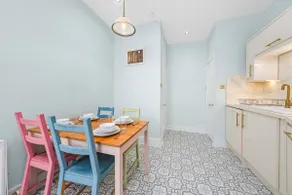 Vibrant Spacious Apartment In West End - Image 5