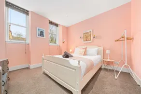 Vibrant Spacious Apartment In West End - Image 2