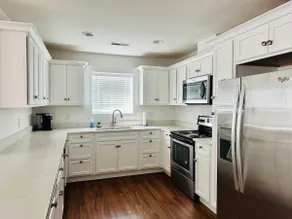Modern & Bright in Prime Location - Image 4