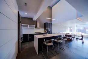 Stunning 3 Bedroom Penthouse with Roof Deck - Image 3
