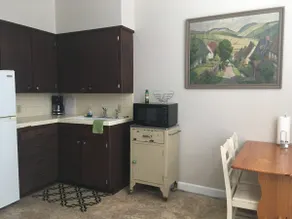 Conveniently Located Apartment - Image 5