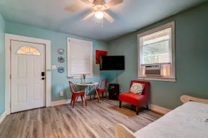 Cozy Park Circle, Charleston Guest House - Image 4