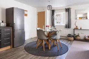 Stunning 2- Apartment with Courtyard garden - Image 3
