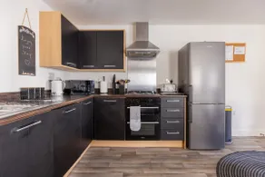 Stunning 2- Apartment with Courtyard garden - Image 2