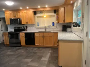 Okemo-Ludlow, fireplace, hottub, sleeps 14 - Image 5