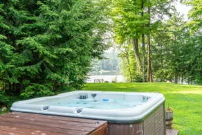 Dockside Manor, Lakefront Sleeps 21, jacuzzi, sala de juegos y bar, cerca de Lake George - Image 3
