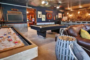 Dockside Manor, Lakefront Sleeps 21, jacuzzi, sala de juegos y bar, cerca de Lake George - Image 5