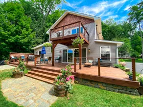 Dockside Manor, Lakefront Sleeps 21, jacuzzi, sala de juegos y bar, cerca de Lake George - Image 2