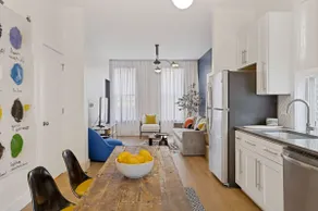 Cool Quiet Coach House, Private Access + Patio - Image 3
