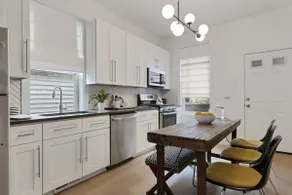 Cool Quiet Coach House, Private Access + Patio - Image 5