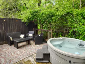 Cardinal Cottage with EV Charger, Wi-Fi, Smart TV - Image 2