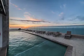 Beach Front 3BR Penthouse in Palmetto Beach - Image 5