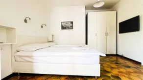 Spacious & Charming Apartment (FREE Parking) - Image 2