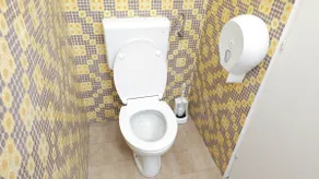 Spacious & Charming Apartment (FREE Parking) - Image 3