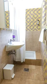 Spacious & Charming Apartment (FREE Parking) - Image 4